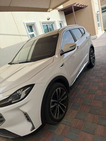 арзан машина мерс: Jetour X70 Plus, белый кроссовер - Дизайн: выразительная решётка