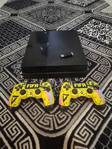 PS4 (Sony PlayStation 4): В отличном состоянии прошитый с играми джойстики новые срочно