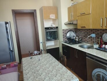 Uzunmüddətli kirayə mənzillər: 1 nəfər qız otaq yoldaşı axtarılır.Yaş aralığı 17-25 Hər otağda 2 — 12