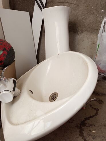 hamam moydadir: Bu gün kim alsa o qiymətə verəcəm Ağ rəngdə olan, ayaqlı lavabo
