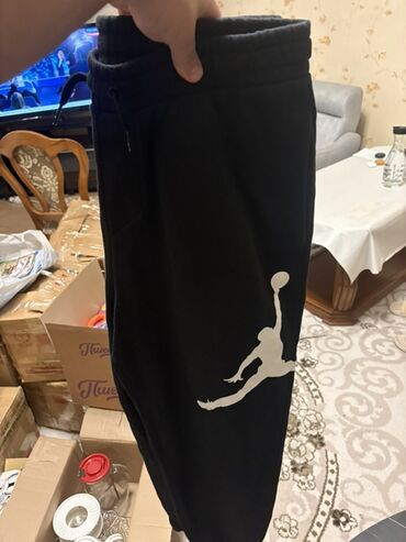 qaqa stili şalvar: Qara idman şalvarı - Rəng: qara - Model: düz kəsim, aşağıya doğru