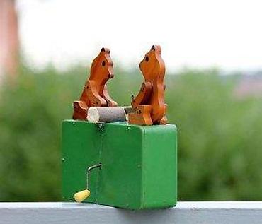 Figure: Medvedi seku drvo stara mehanička drvena igračka. Stara drvena igračka — 2