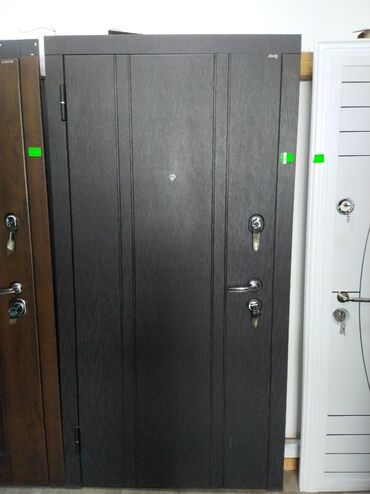 Qızdırıcı və isidicilər: Tünd boz rəngdə metal giriş qapısı, şaquli panellərlə hazırlanmışdır