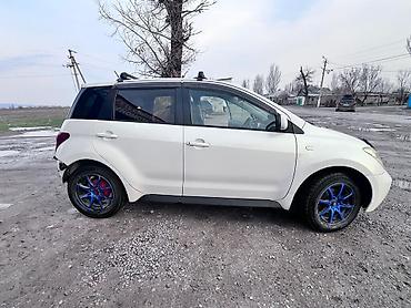 Другие автомобили: Компактный городской кроссовер (5 дверей, 5 мест), белый цвет. Кузов — 2