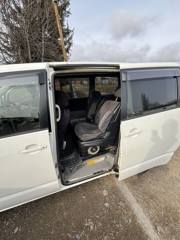 Toyota: Toyota Voxy: 2003 г., 2 л, Автомат, Бензин, Минивэн — 1