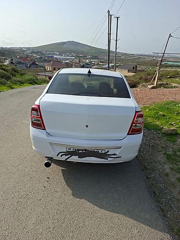 avto oturacaqlar: Ağ rəngli sedan avtomobil satılır. - Kuzov: 4 qapılı sedan, ağ rəng — 8