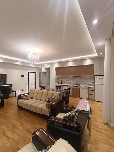 kirayə ev 2024: Mənzildə geniş studio tipli zal-mətbəx Neftciler Ⓜ️su,metroya 3 deg — 2
