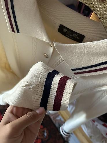 Кремового цвета. Продаю кофточку бренда Loro Piana в отличном