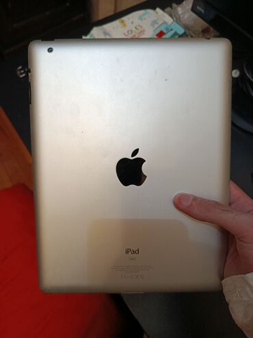 Apple iPad: Gümüş rəngli, Apple loqosu olan iPad Air planşeti. Planşetin arxa