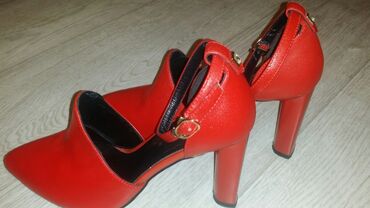 Туфли: 1. Богато и стильно. Красно-малиновый цвет насыщенный .на ноге — 2