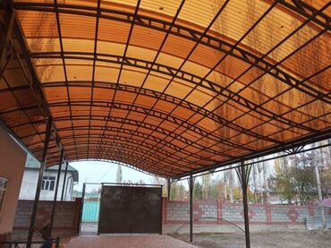 Другие строительные материалы: Металлические ворота с коваными элементами и навесом из поликарбоната — 4