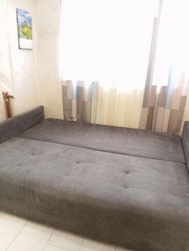 kreveti na izvlačenje: Siva sofa na razvlačenje, pogodna za dnevni boravak ili gostinjsku