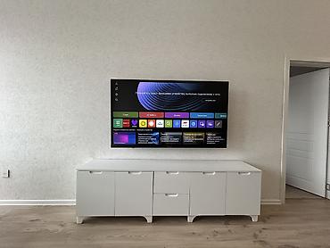 TV altlığı: Ağ rəngli TV stend - Ölçülər: uzunluq 200 sm, hündürlük təxminən — 2