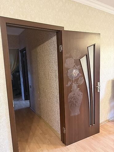 Daxili qapı – tünd qəhvəyi rəngli, şüşəli dekorlu model - Material