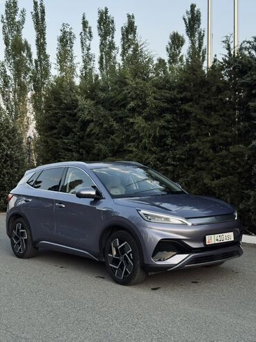BYD: Электромобиль BYD ATTO 3 в сером цвете. Этот компактный кроссовер