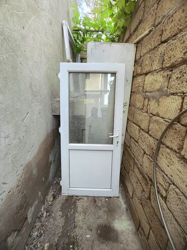 глория мебель: Təcili satılır. Qapı və pəncərə bir yerdə 100₼ Barter olar. Dəmir