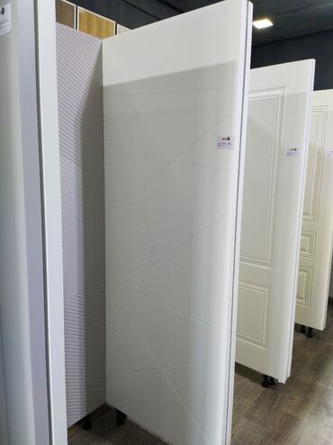 qapi modelleri: Ağ rəngdə interyer qapısı – müasir minimal dizayn. Panel üzərində incə