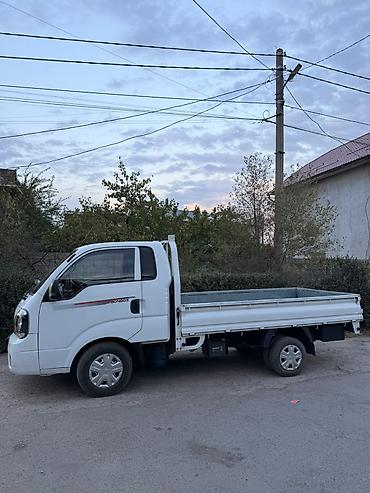 she: Бортовой грузовик Kia Bongo III, белого цвета, в компактном формате — 2