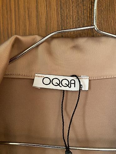 klassik geyimler: Zərif atlas effekti olan qadın köynəyi – OQQA. - Rəng: qəhvəyi-bej — 4