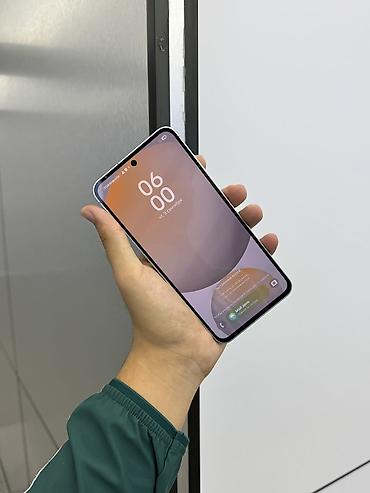 бу комп: Samsung Galaxy S24 FE, Б/у, 256 ГБ, цвет - Белый, В рассрочку, 1 SIM, eSIM — 2