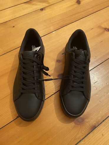 Кроссовки и спортивная обувь: Razmer 44 Pull&Bear markası onlayn sifariş edilib sadəcə kalıbı