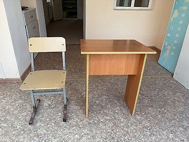 доска для уроков: Продаю комплект - школьные парты и стулья. В хорошем состоянии, 80 — 1
