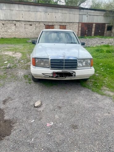 купить шины бу в бишкеке: Седан Mercedes-Benz светлого цвета, оснащенный характерной решеткой