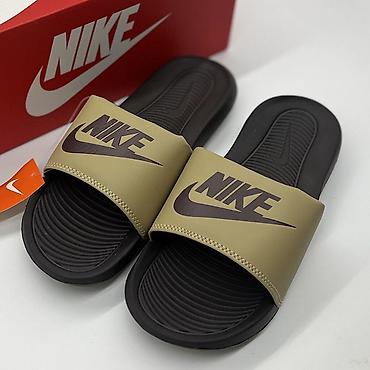 Босоножки, сандалии, шлепанцы: NIKE Benassi – легкие шлепанцы-сланцы для повседневной носки и отдыха — 3