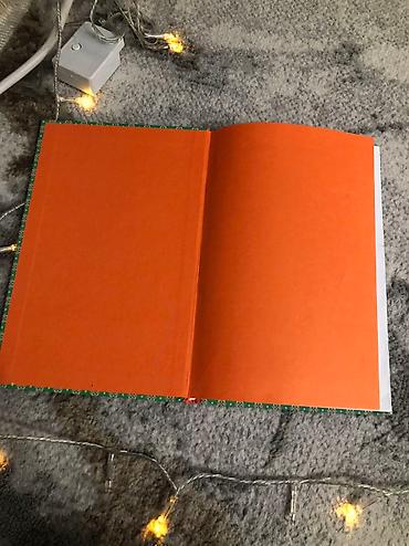 чехлы чехол: Продаю книгу. В отличном состоянии . В твердой обложке — 2