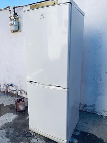 iphone satilir: Indesit markalı, ağ rəngli iki kameralı soyuducu. Alt hissədə — 2