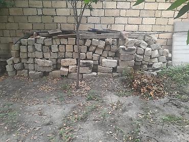 hasar setkalar: Məhsul: Kərpic/daş blokları toplusu Təsvir: - Həyətdə yığılmış — 1