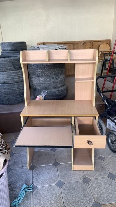 рабочий компьютерный стол: Компьютерный стол, С полками