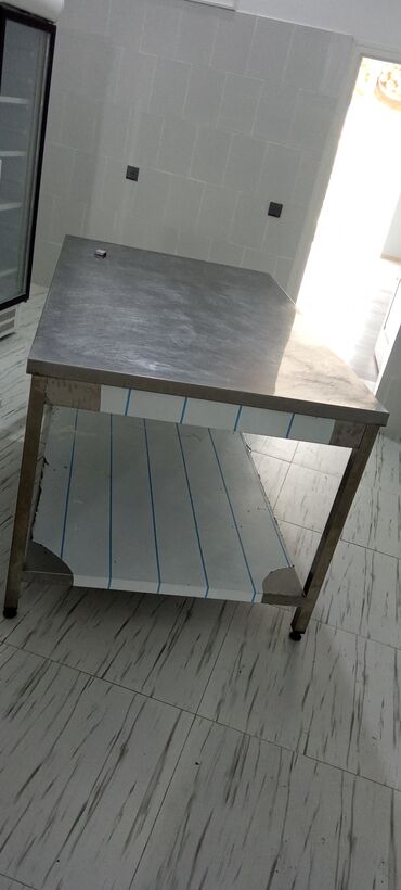 nerjaveyka stol: Paslanmaz stol, en 1m, uzunluq 1.7 hündürlük 0,85. Alt polkasi var
