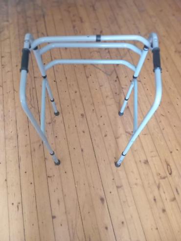 Yerimək üçün arabalar, çəliklər, əsalar, rollatorlar: Tənzimlənən hündürlüklü gəzinti aparatı (walker). Yüngül metal — 2