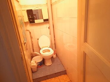 срочно продаётся квартира в районе ошского рынка: 3 бөлмө, 60 кв. м, Сталинка, 2 кабат, Эски ремонт