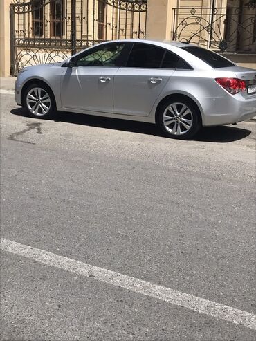 авто с пробегом фольксваген: Gümüşü rəngdə Chevrolet Cruze sedanı. Bu avtomobil rahat və