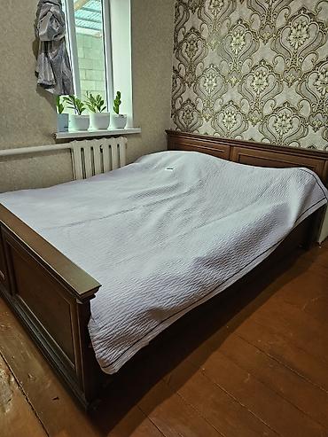 Деревянная двуспальная кровать классического дизайна. - Материал