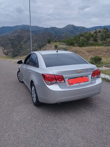Chevrolet: Chevrolet Cruze sedan – gümüşü rəng Əsas məlumatlar: - Model — 1