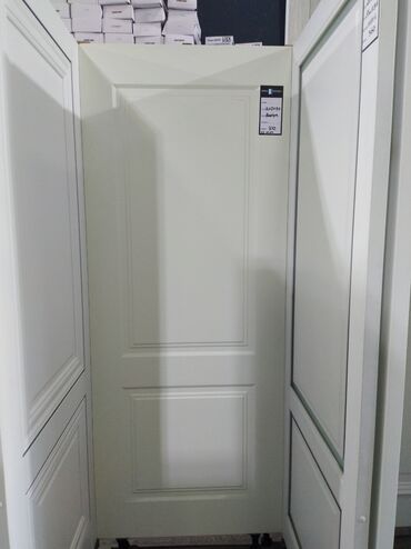 Beton: Ağ rəngdə, sadə dizaynlı qapı. Ev və ya ofis interyerinə