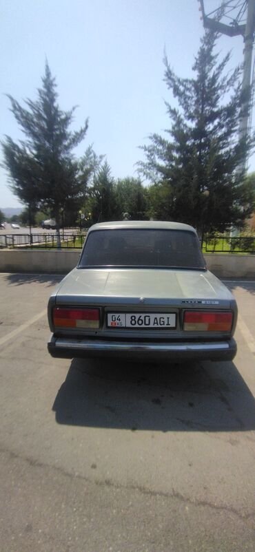 самые дешёвые авто: Автомобиль ВАЗ-2107, представленный в сером цвете. Модель имеет