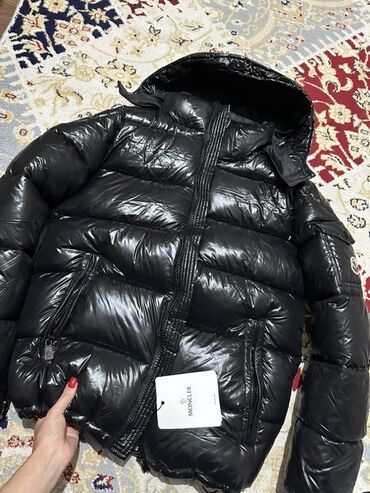 прикольная пижама для женщин: Пуховик Moncler, женский/унисекс, черный глянцевый - Материал верха