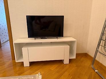 tv altı: Ağ rəngdə müasir TV stendi - Minimalist dizayn, parlaq ağ örtük - — 1