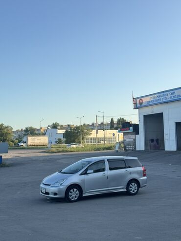 срочно продать машину: Серебристый минивэн Toyota Wish, идеально подходящий для семейных