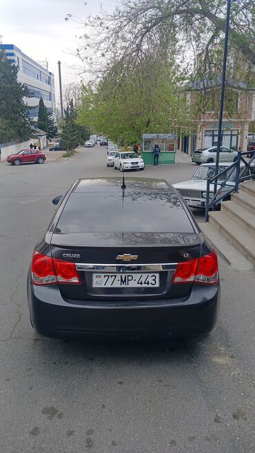 chevrolet azərbaycan: Qara rəngli, Chevrolet Cruze markalı sedan avtomobil. Avtomobilin arxa