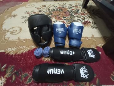 Əlcəklər: Boks üçün tam dəst. Dəstə Everlast firmasının boks əlcəkləri, Venum lalafo.az -da Əlcəklər: Boks üçün tam dəst. Dəstə Everlast firmasının boks əlcəkləri, Venum