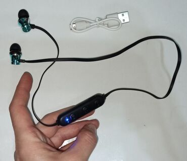 Mobil telefonlar üçün digər aksesuarlar: Bluetooth qulaqcıq işlək