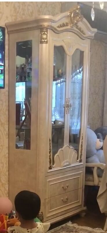 demir şkaf: Şüşəli dolab vitrini