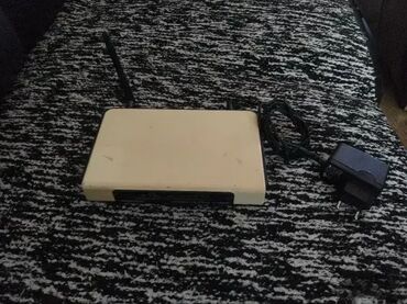 Modemi, ruteri i mrežni uređaji: Various used modems and routers from brands like Sagemcom, ZTE — 12