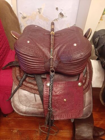 Yəhərlər: Qədimi Çərkəzi Yəhərlər—Qırmızı yəhər 1965ci il Qara yəhər isə 1968ci — 7