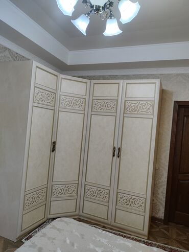 Спальные гарнитуры: Спальный гарнитур в классическом стиле, светлый беж/айвори. Состав: - — 7